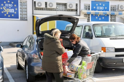 trgovina-kupci-automobil-midi